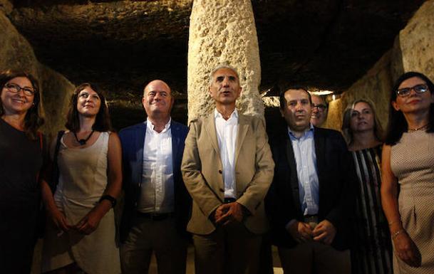 Vázquez entrega el título de Patrimonio Mundial a los Dólmenes de Antequera en su primer aniversario