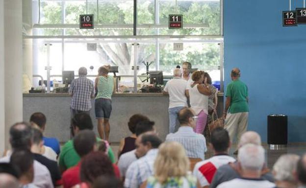 El Gobierno recurre la jornada de 35 horas en el sector público en Andalucía