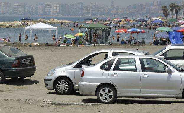 Las playas afrontan otro verano sin soluciones para la falta de aparcamientos