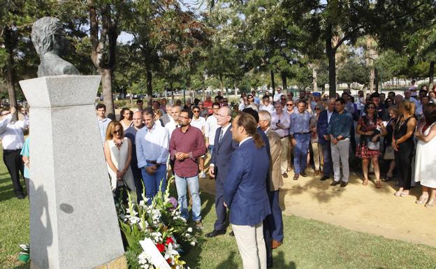 Juanma Moreno: «Todos los días echamos de menos a José María Martín Carpena»