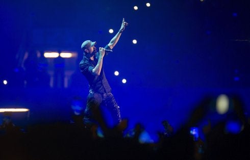 Pitidos y abucheos en el concierto de Enrique Iglesias