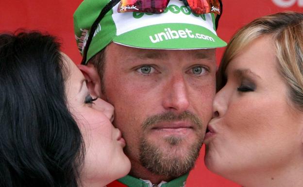 Azafatas y azafatos (sin besos) en la Vuelta Ciclista