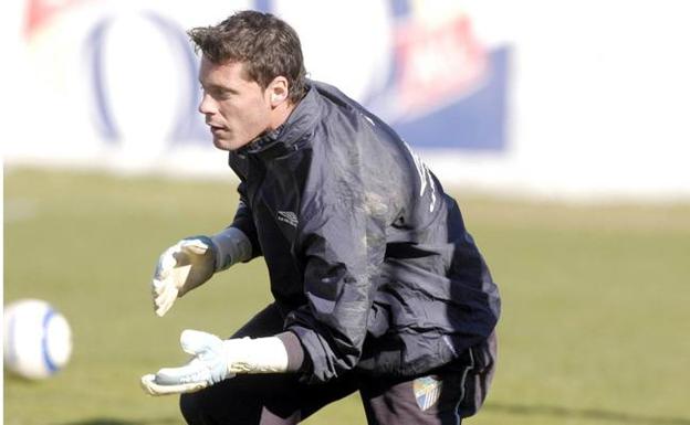 El exportero del Málaga Calatayud anuncia su retirada a los 37 años