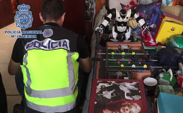 Detenido por pedir cibersexo a niñas en Facebook a cambio de recargas de 30 euros en el móvil