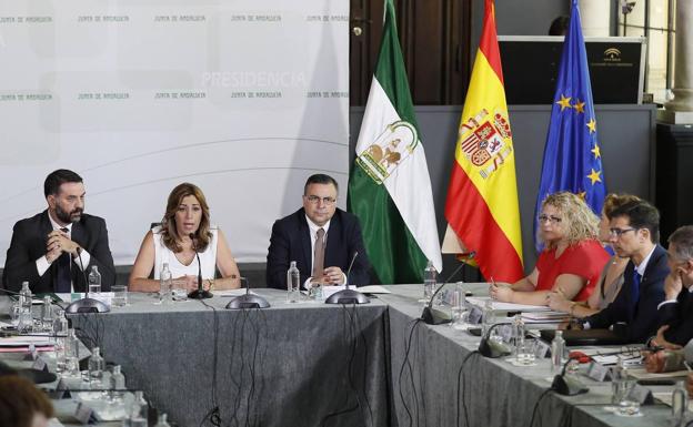 Susana Díaz reitera al sector que no instaurará una tasa turística en Andalucía