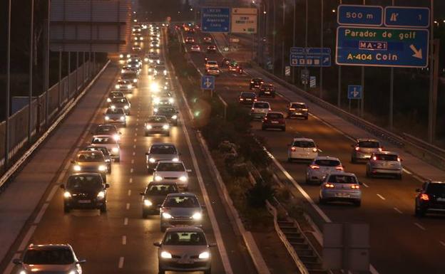 Caravanas de casi 30 kilómetros en las autovías de Málaga por la vuelta de las playas