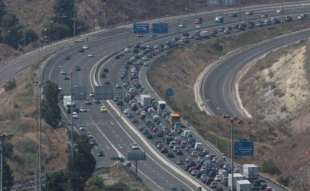 Tráfico descarta medidas para paliar las grandes caravanas de vuelta de las playas de Málaga