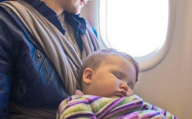 Todo lo que debes saber si viajas con un bebé en avión | Diario Sur