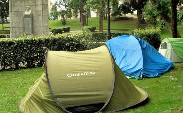 La Policía expulsa a cuatro malagueños que acamparon en un parque de Oviedo