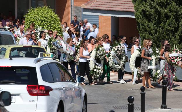 Multitudinario adiós a Lucía Vivar