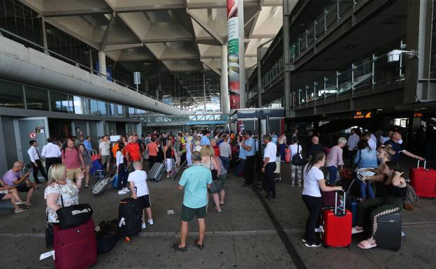 La temporada turística llega a su cénit con récord de visitantes, más empleo y precios al alza