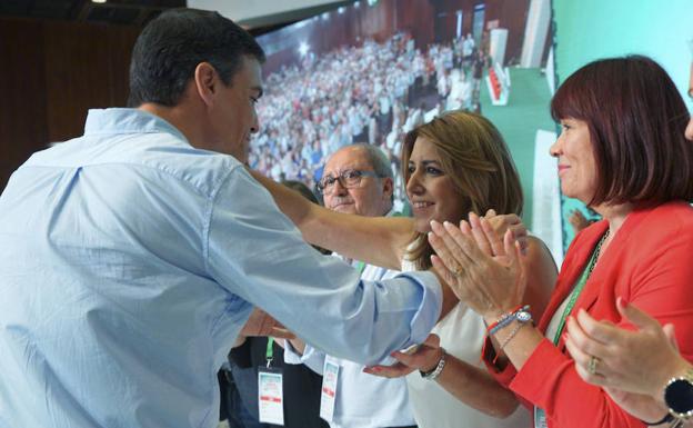 Susana Díaz le pide a Pedro Sánchez que no le haga elegir entre el PSOE y Andalucía