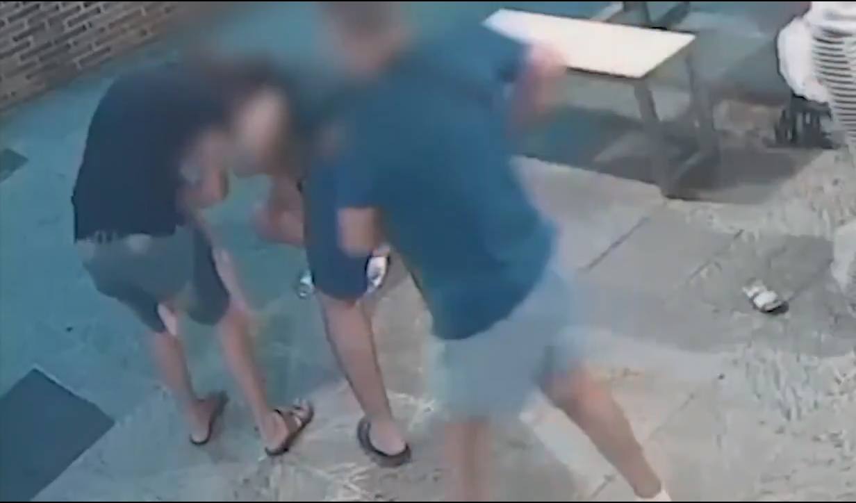 Vídeo: Un policía fuera de servicio salva la vida de una niña con la maniobra de Heimlich