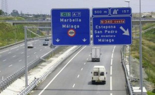 Cinco heridos en una colisión tras el vuelco de dos vehículos en la AP-7 de Marbella