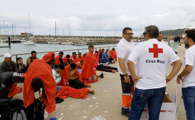 El repunte de pateras colapsa los centros de menores en Andalucía