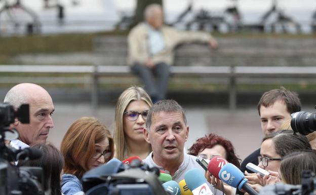 Otegi convoca una marcha en San Sebastián a favor del referéndum catalán