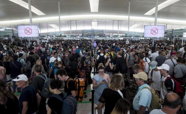 Las colas persisten en El Prat mientras el conflicto laboral se politiza