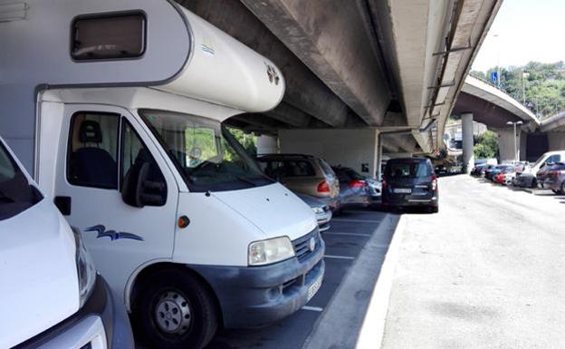 Prometían un «alojamiento minimalista» por 20 euros y resultó ser una caravana bajo un puente