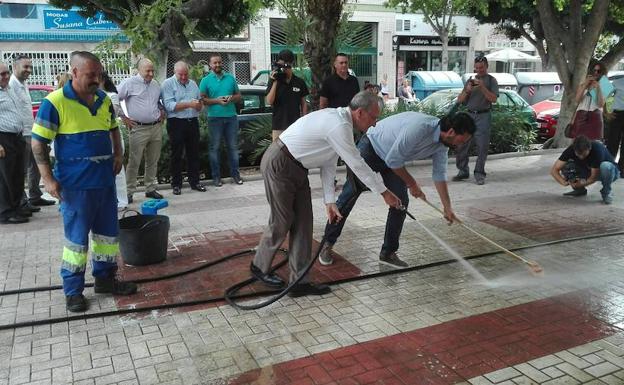 Una foto del alcalde de Málaga baldeando, foco de las críticas de la oposición