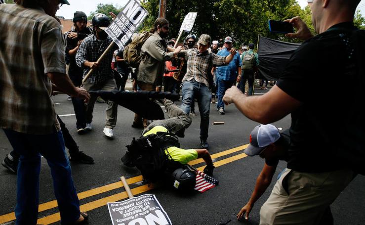 Violentos enfrentamientos durante una manifestación de la derecha radical estadounidense