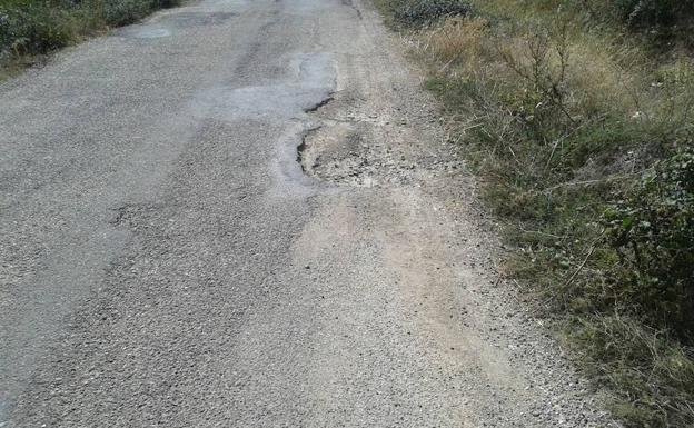 Un pueblo de Guadalajara arregla su carretera sin ayuda de la Administración