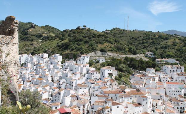 16 pueblos malagueños que están en segunda línea de playa con mucho aliciente