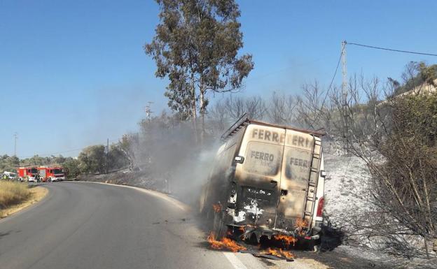 El incendio de un vehículo provoca un fuego en Benaoján, ya estabilizado