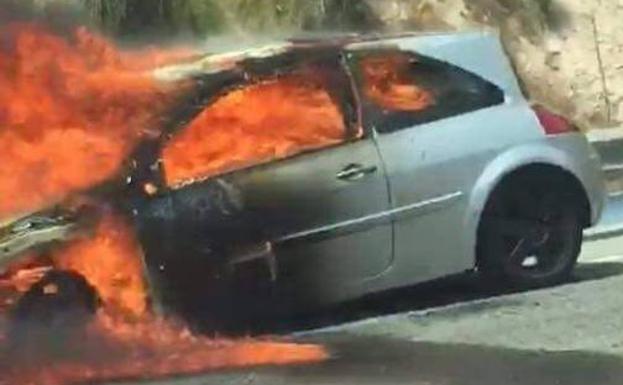 Los bomberos actúan en dos coches incendiados en Nerja y Villanueva del Trabuco