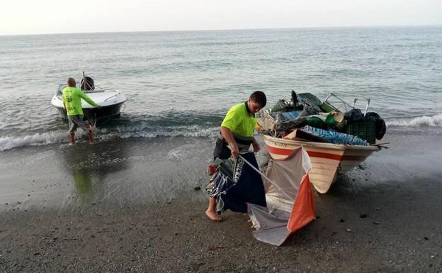 Desmantelan los asentamientos y retiran 1.500 kilos de residuos de la playa de Maro