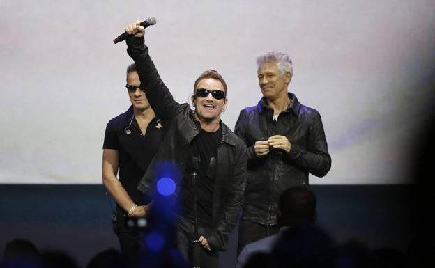Las misteriosas cartas enviadas a fans de U2