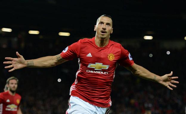 Zlatan Ibrahimovic renueva por un año con el Manchester United