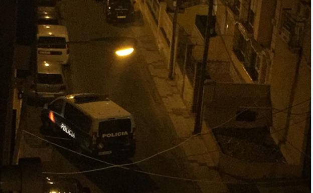 Buscan a un hombre que efectuó siete disparos con un arma de fogueo en Martínez de la Rosa