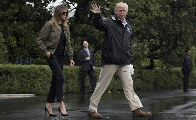 Melania Trump impacta con sus tacones altos para visitar zonas inundadas por Harvey