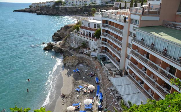Denuncian la «ocupación ilegal» de una playa con hamacas y sillas por un hotel de Nerja