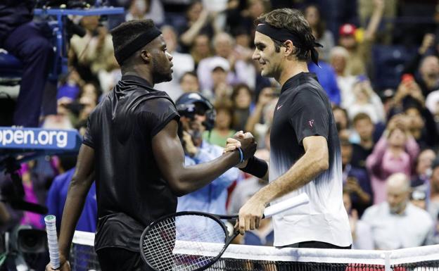 Federer supera una montaña rusa para doblegar a Tiafoe