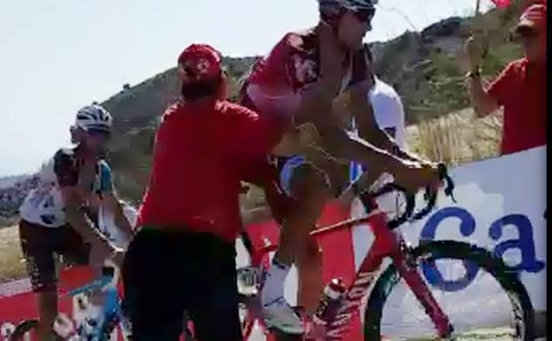 Un aficionado agrede y tira a un ciclista de la Vuelta en la subida del Torcal de Antequera