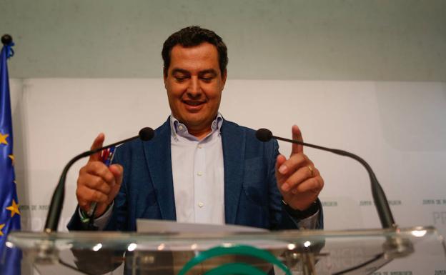 Juanma Moreno pone el foco en Cospedal al renunciar a su acta de senador