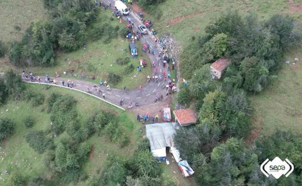 Fallece una joven de 29 años que sufrió una caída de la bici en L'Angliru