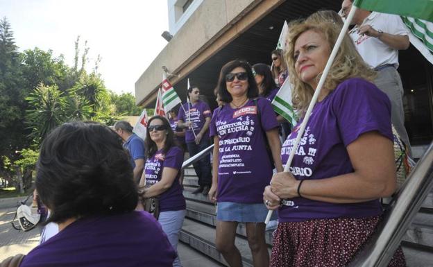 Huelga en Benarrabá y protesta de monitores en el inicio del curso