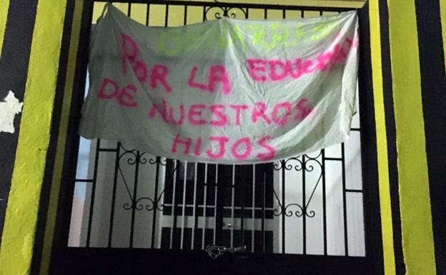 Padres y madres de alumnos piden un profesor más para el colegio de Benarrabá