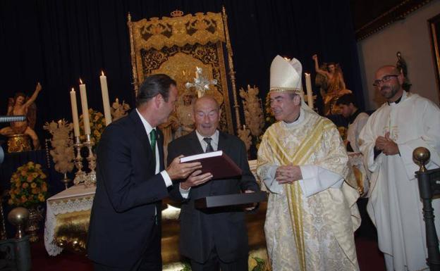 La Agrupación de Cofradías de Málaga entrega su primera medalla de oro a título póstumo a Jesús Castellanos