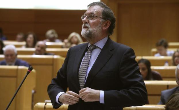 Rajoy no aplicará el artículo 155 en Cataluña sin el aval de Sánchez y Rivera