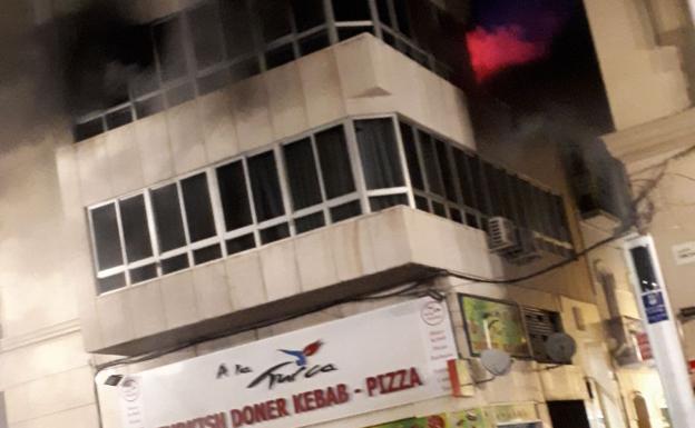 Bomberos interviene en un aparatoso incendio en pleno Centro de Málaga