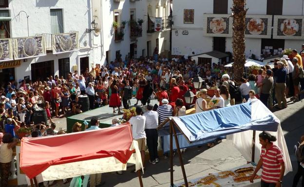 Almogía exhibe sus almendras