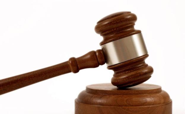 Una menor tendrá que indemnizar con 364 euros a una policía por morderle en un dedo