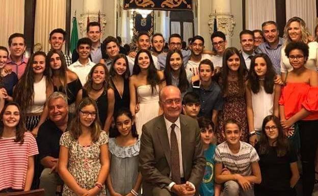 Un niño le dice al oído: «Alcalde, Limasa pública»