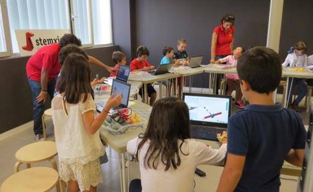 Creación de videojuegos y robótica como herramienta educativa de Stemxion ¿hobbie o futuro profesional?