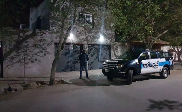 La policía registra la casa de Carlos Fernández en Argentina