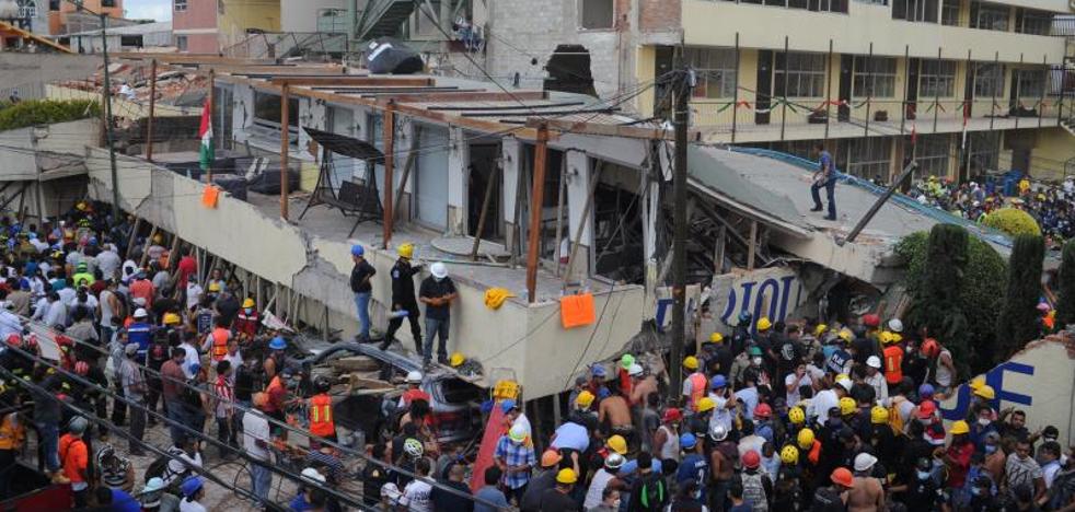 Mueren 32 niños y 20 personas quedan atrapadas al derrumbarse una escuela en México
