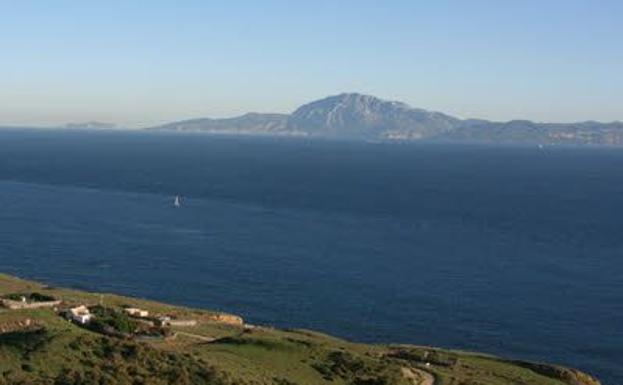 Rescatan a un inmigrante que navegaba en una tabla de surf y que el viento arrastraba hacia Málaga